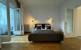 Airy & Beautiful Downtown Apartment