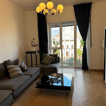 Airy & Beautiful Downtown Apartment Bucarest Esterno foto