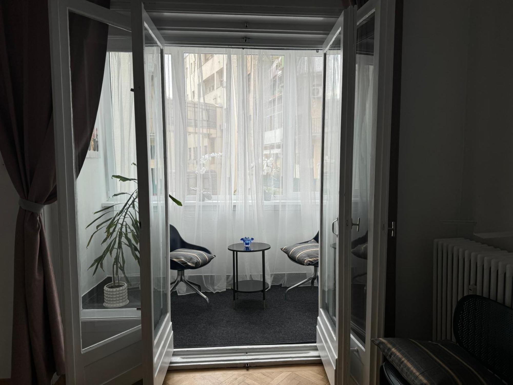 Airy & Beautiful Downtown Apartment Bucarest Esterno foto
