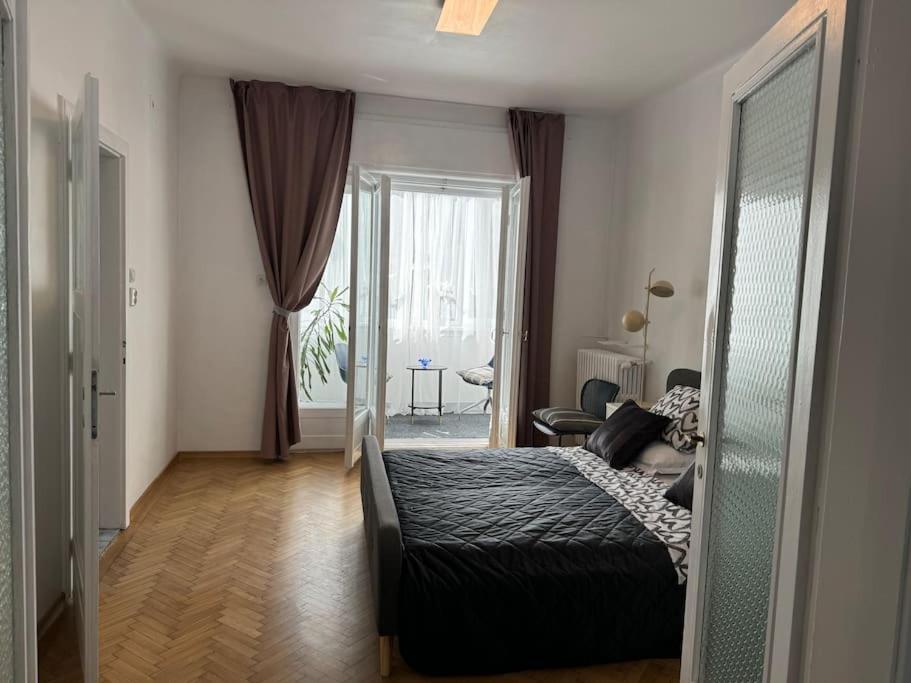 Airy & Beautiful Downtown Apartment Bucarest Esterno foto